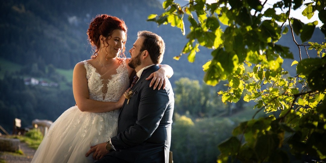 Photographe mariage annecy haute savoie nature montagne couple seance photo amoureux regards nature arbre verdure