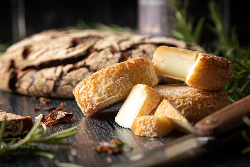 Mini pierre gay fromages de chevre fumes photographie culinaire annecy haute savoie pain gourmandise bon mof photo image situation horizontale miniature 990px