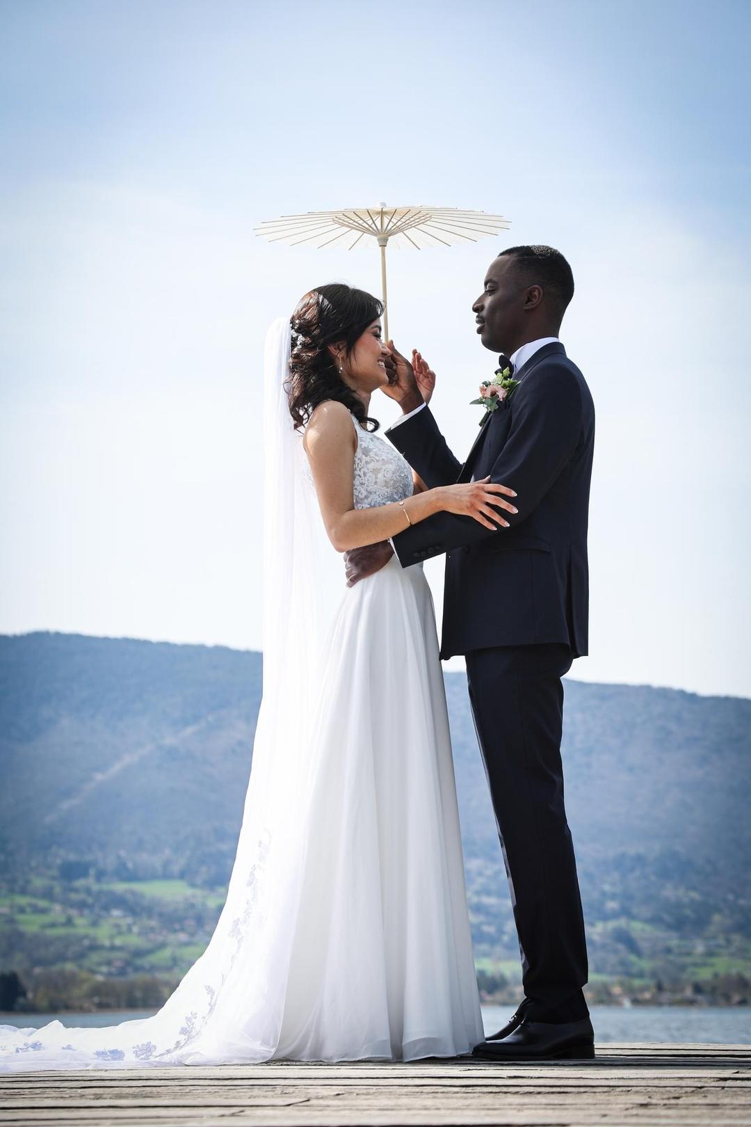 Photographe annecy haute savoie abbaye couple photo wedding lac lac annecy ombrelle debout tete a tete 1