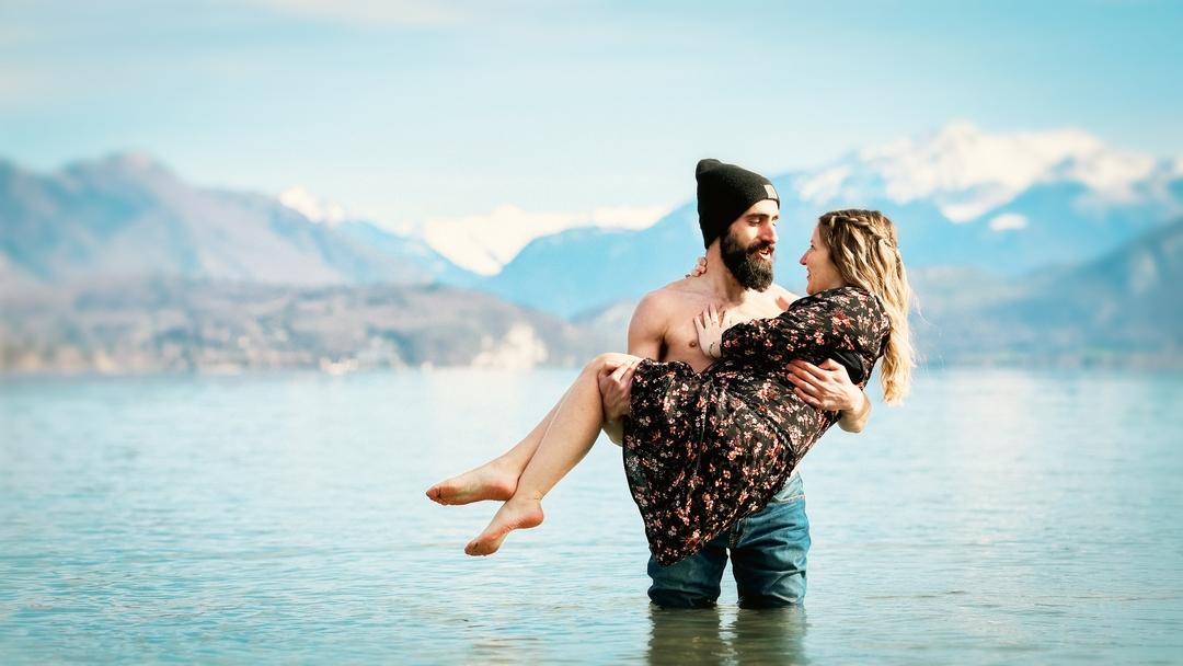 Photographe annecy haute savoie lac shooting seance photo portee amoureux maternite idee cadeau couple 1080