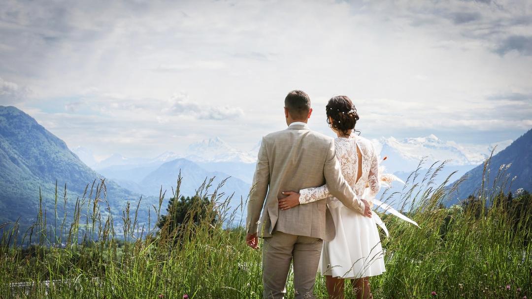 Photographe annecy haute savoie mariage couple nature aravis montagnes dos tourne s vue panorama magnifique beaux amour photo 1