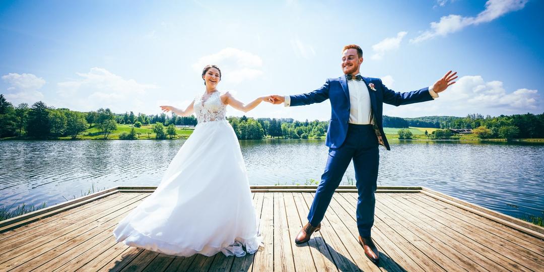 Photographe annecy haute savoie mariage danse couple wedding seance photo ciel bleu 1