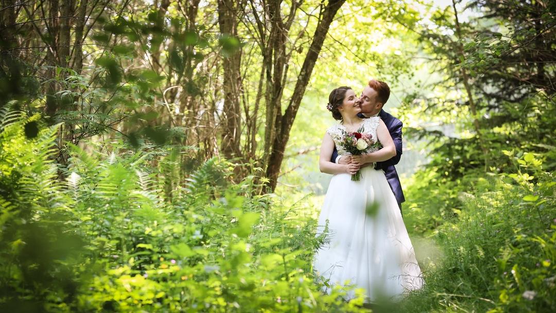 Photographe annecy haute savoie mariage wedding couple nature sous bois simplicite complicite photo 1