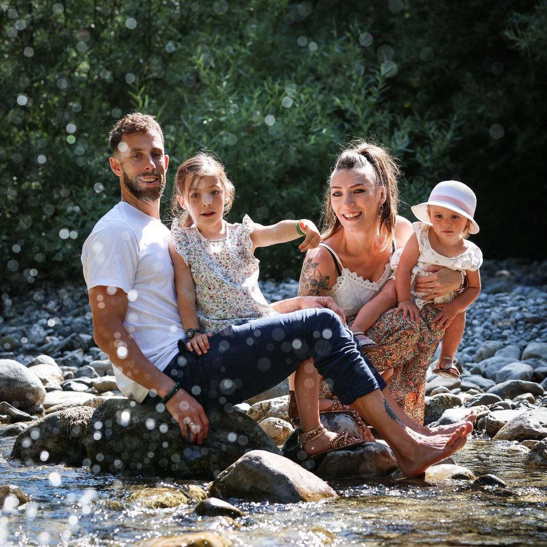 Photographe annecy haute savoie thorens glieres nature shooting famille photo riviere jeu photo eau gouttes