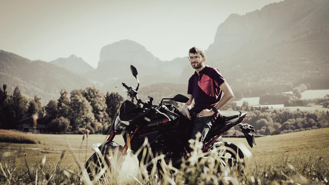 Photographe annecy shooting photo moto homme portraits haute savoie jeune sepia photo idee 1080