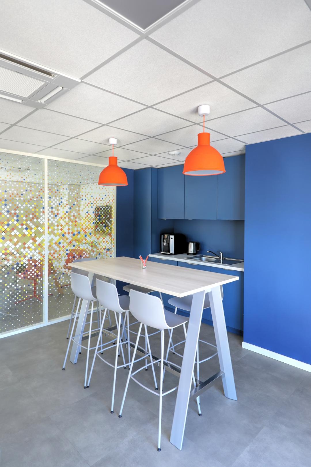 Photographe architecture immobilier haute savoie annecy bureau coin repas espace travail deco bleu orange table 1