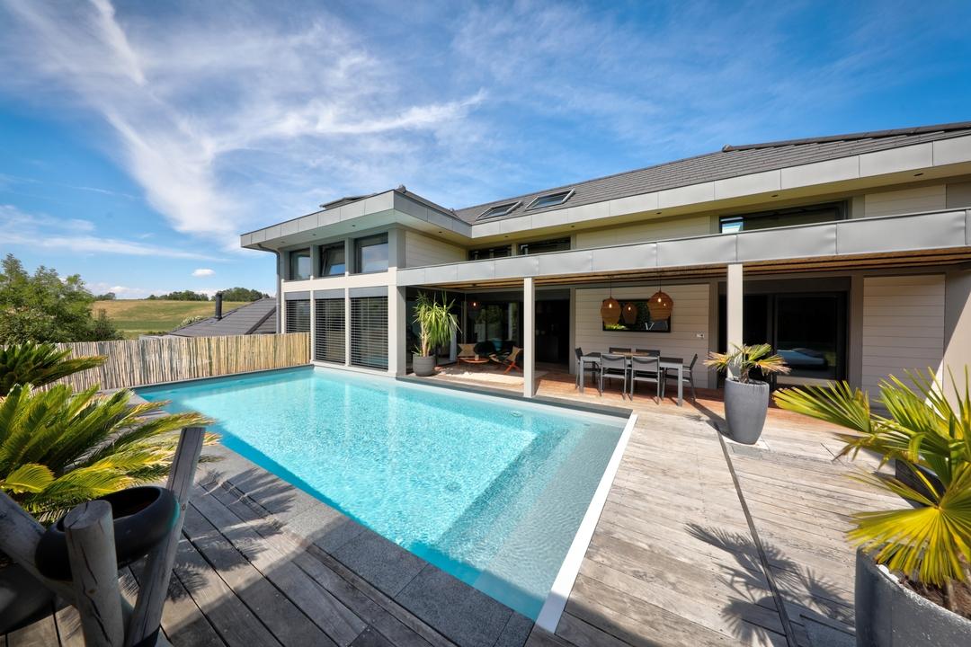 Photographe architecture immobilier haute savoie annecy exterieur maison vente piscine terrasse parasol soleil montagnes vue 1