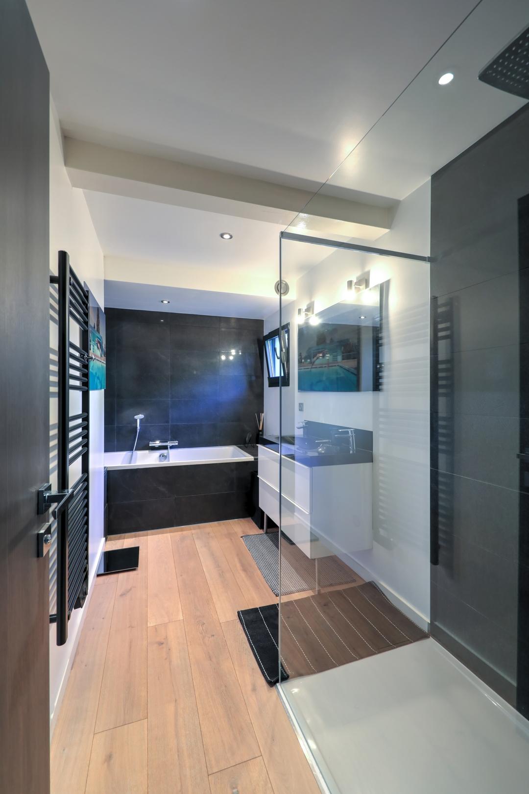 Photographe architecture immobilier haute savoie annecy interieur maison vendre salle bain photo salle de bain images conseil 1