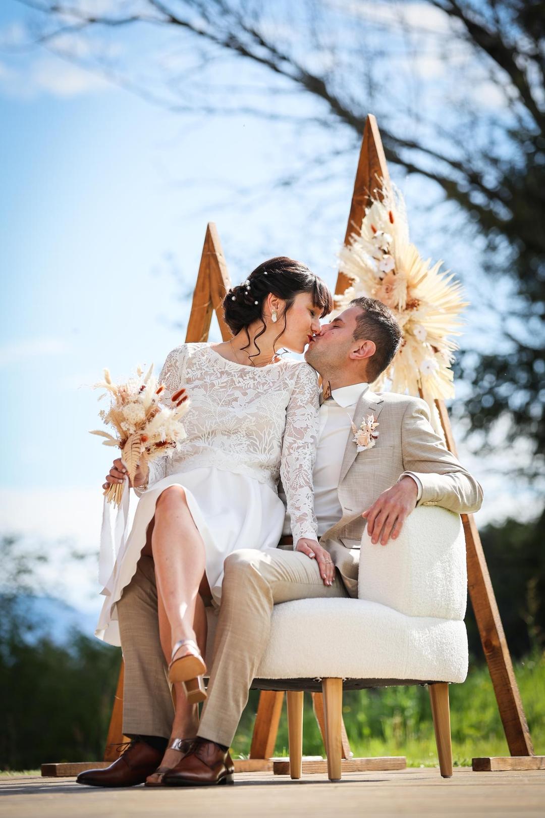 Photographe couple mariage annecy haute savoie amour bisou fauteuil exterieur tendresse wedding image photo 1