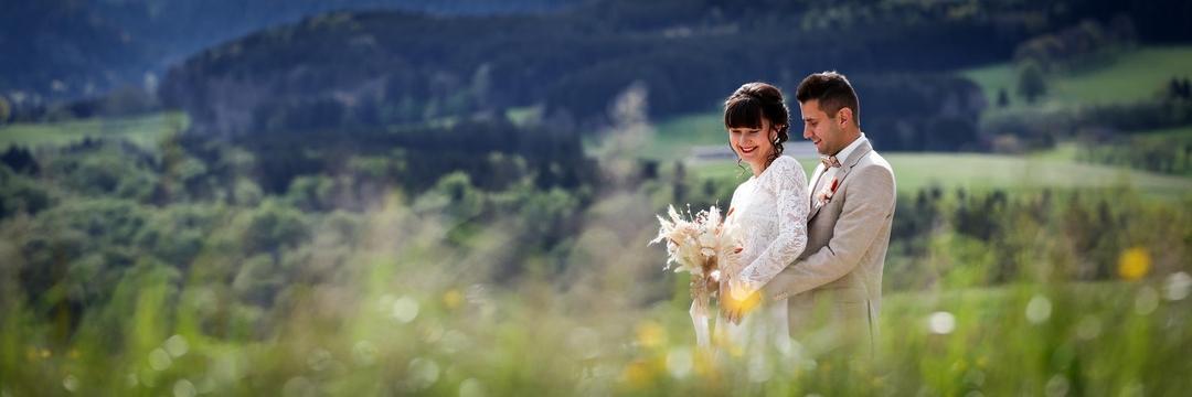 Photographe couple shooting haute savoie annecy nature pature mariage wedding romantique romantisme naturel 1