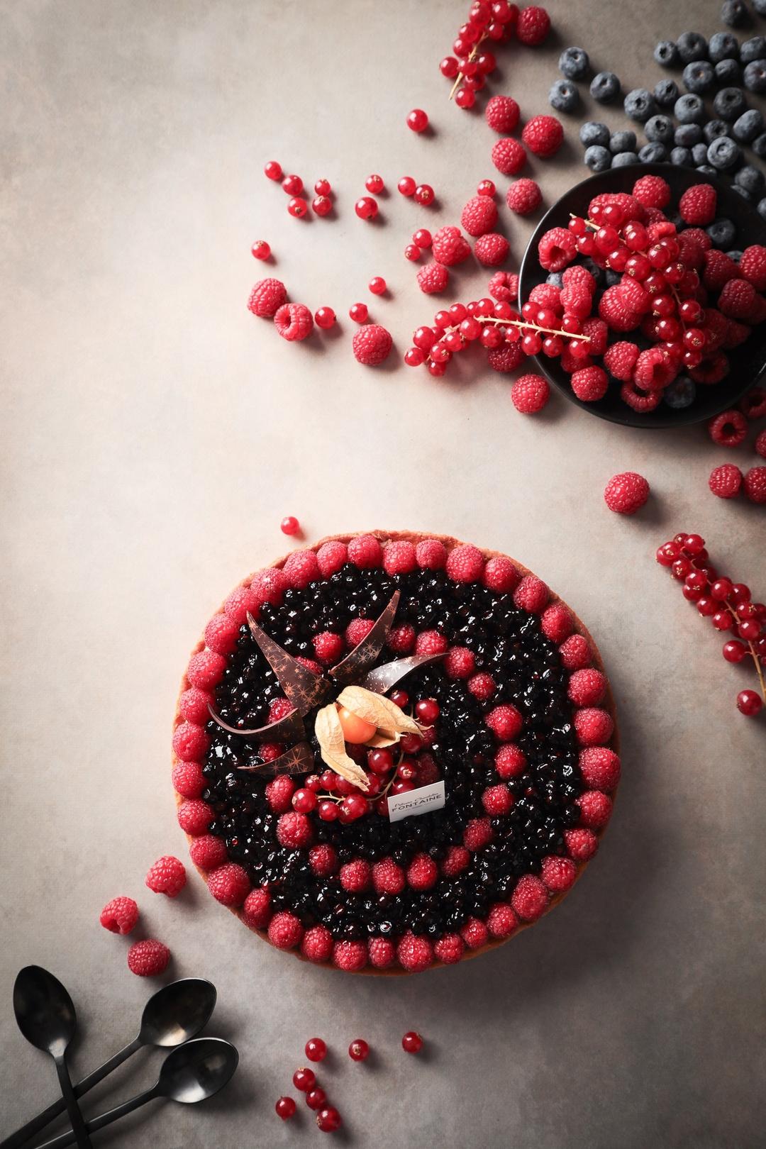 Photographe culinaire alimentaire patisserie annecy haute savoie lestudioz emmanuel cagnart 1080 couverture magazine vertical vue dessus fruits rouges framboise cuilleres belle pho