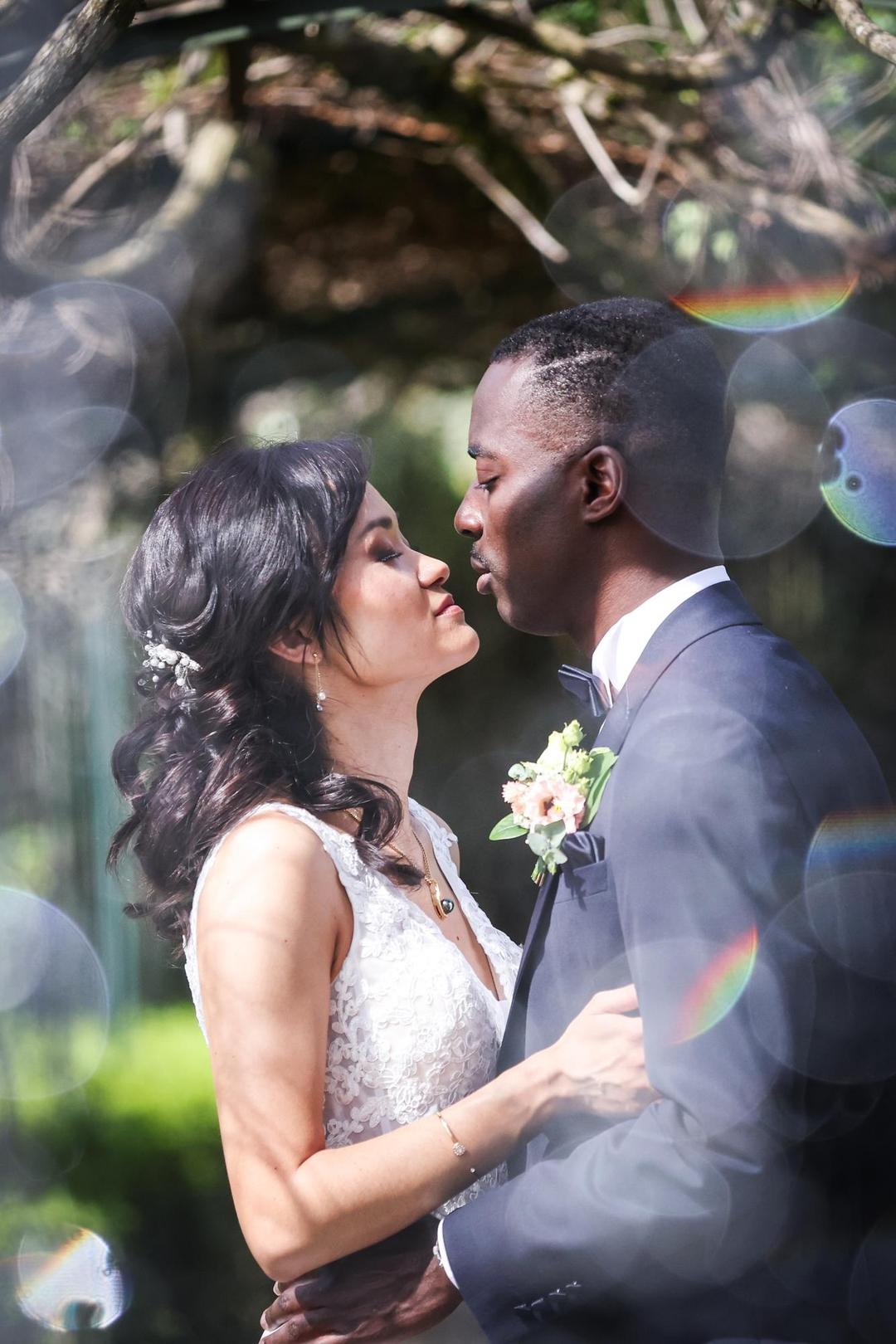 Photographe mariage annec haute savoie talloires abbaye couple photo wedding jardin nature goutte eau portraits se ance photo amour 1