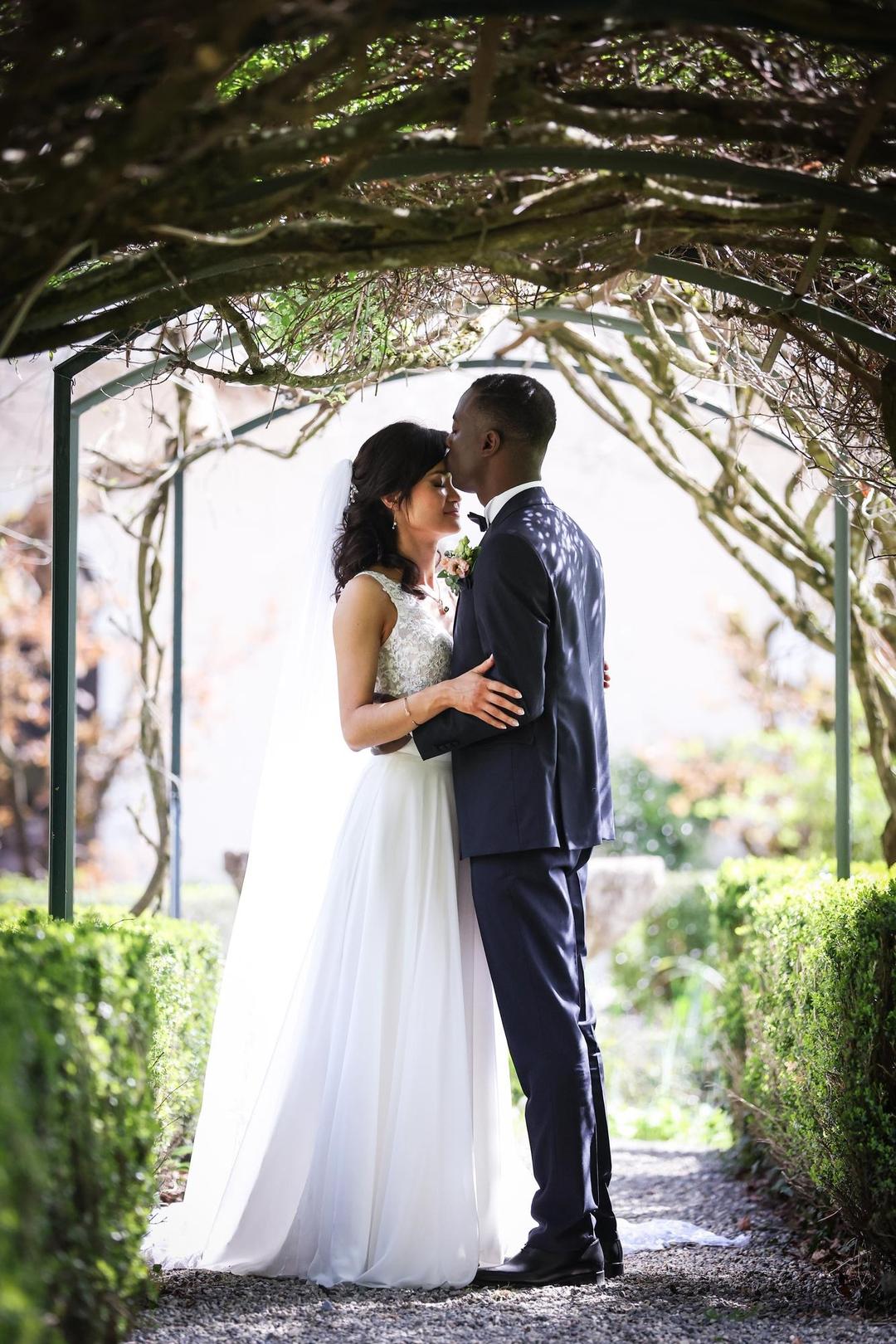 Photographe mariage annec haute savoie talloires abbaye couple photo wedding jardin nature goutte eau portraits se ance photo amour bisou front elegant 1