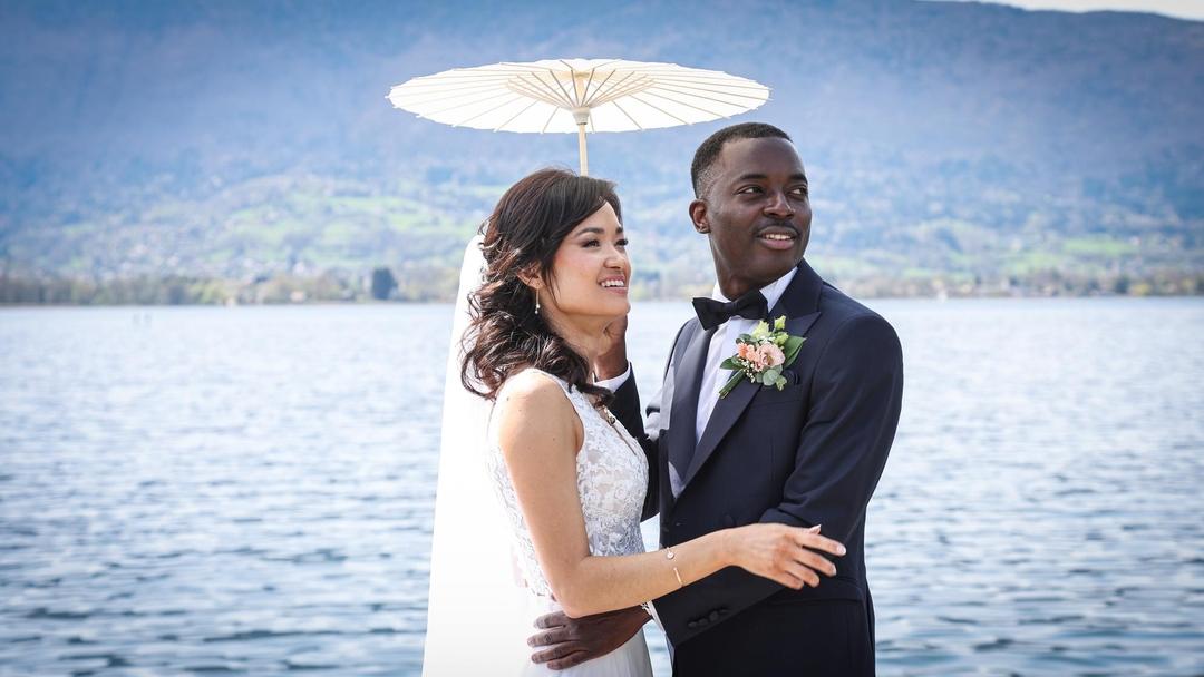 Photographe mariage annec haute savoie talloires abbaye couple photo wedding lac lac annecy ombrelle zoom naturel 1