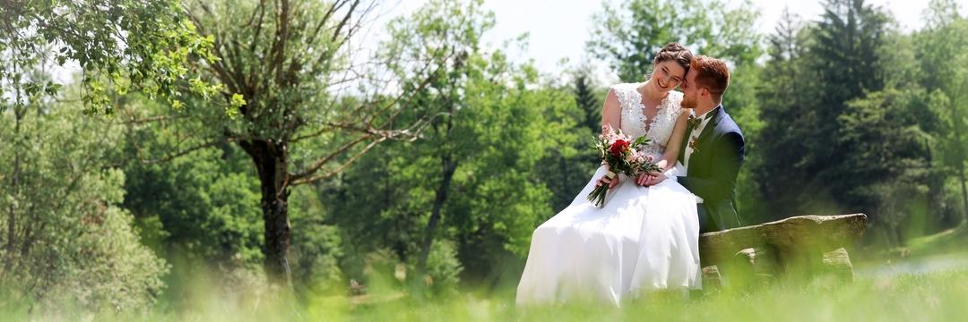 Photographe mariage annecy couple seance photo nature naturelle paysage vert sauvage lac 1