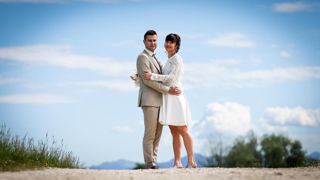 Photographe mariage annecy haute savoie couple regards naturel face chemin nature montagne paysage panorama orange montisel fete 1