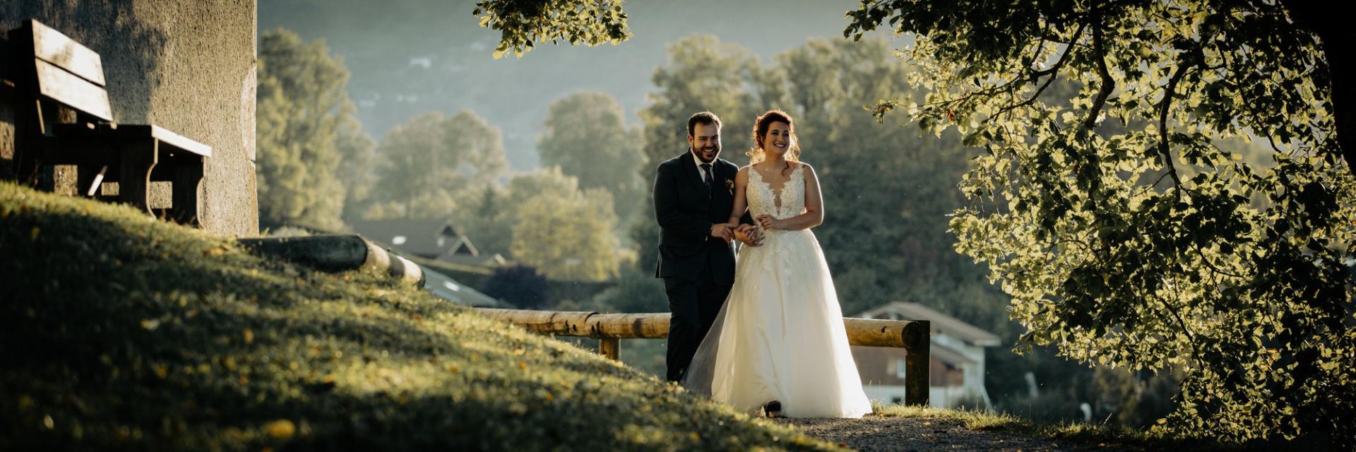 Photographe mariage annecy haute savoie couple seance photo marche naturel montagne decor magique hd