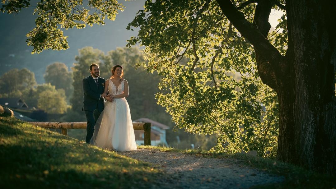 Photographe mariage annecy haute savoie nature couple deux marche mains soir coucher de soleil verdure tombee nuit 1