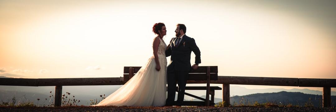 Photographe mariage annecy haute savoie photo couple contre jour paysage decor banc montagne 1