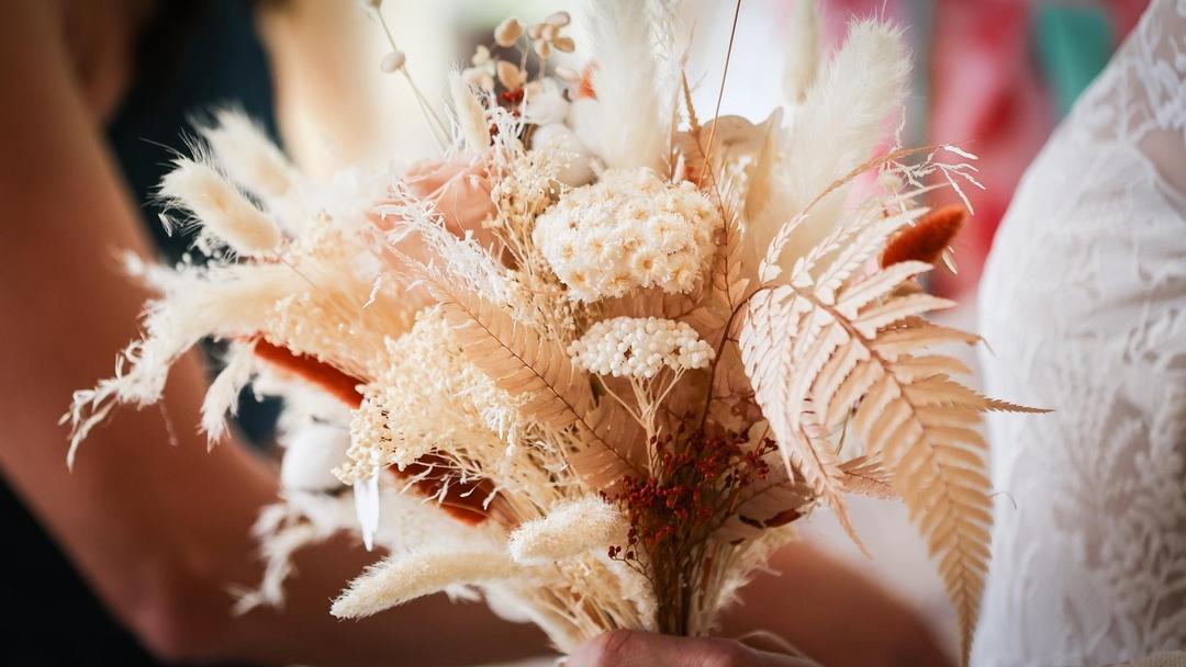 Photographe mariage annecy image bouquet de tail marie e haute savoie photo pre paratifs fleurs de coration 1