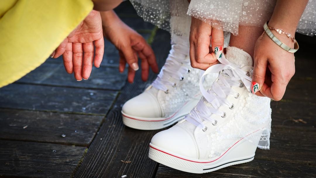 Photographe mariage annecy preparatifs chaussures habillage details lacets mariee 1