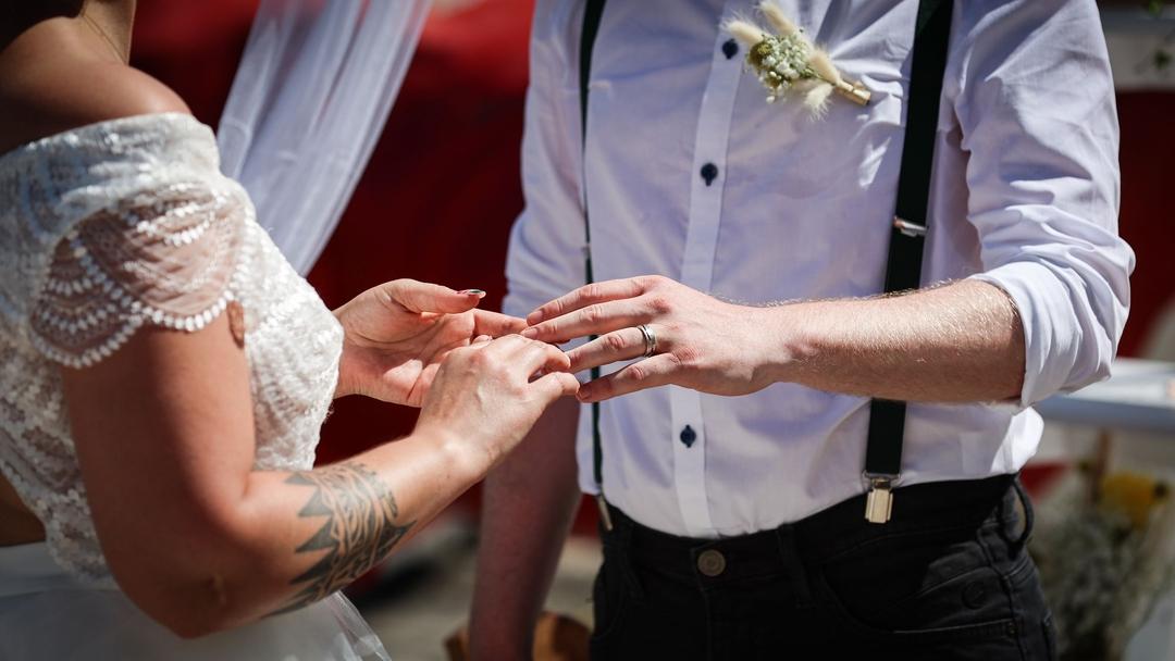 Photographe mariage haute savoie annecy ceremonie echange alliances laique photo costume 1