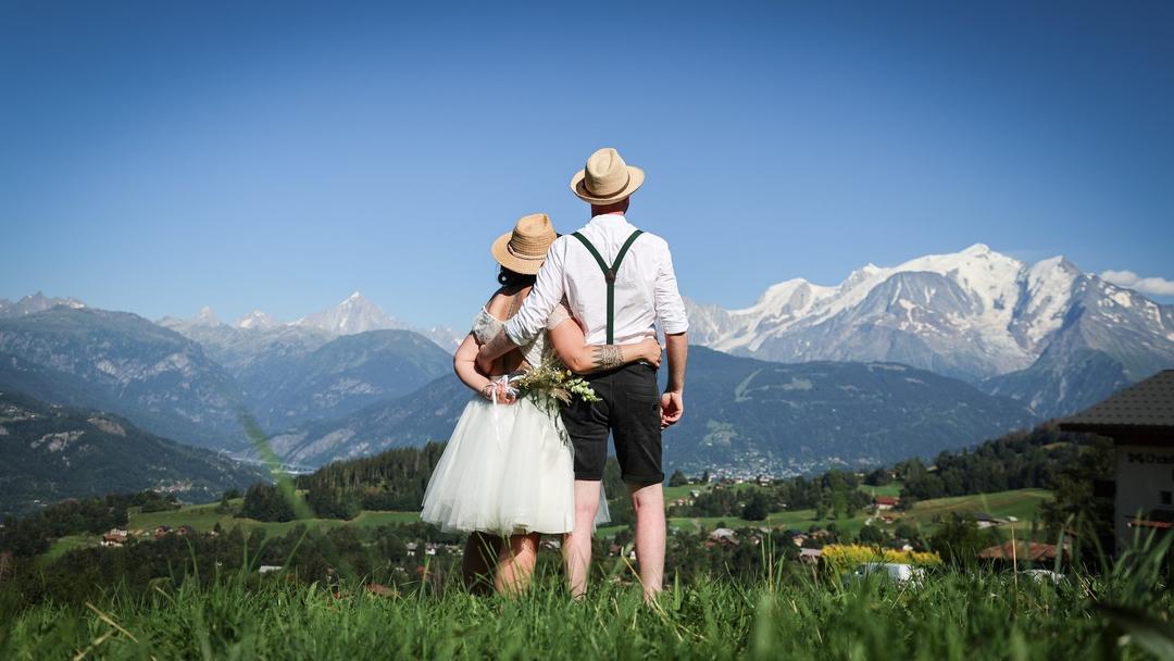 Photographe mont blanc annecy couple mariage wedding heureux soleil dos regards moment photo 1