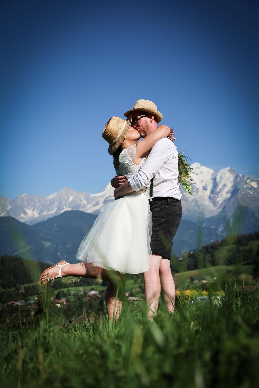 Photographe mont blanc annecy couple mariage wedding heureux soleil dos regards moment photo magie debout bisou 1