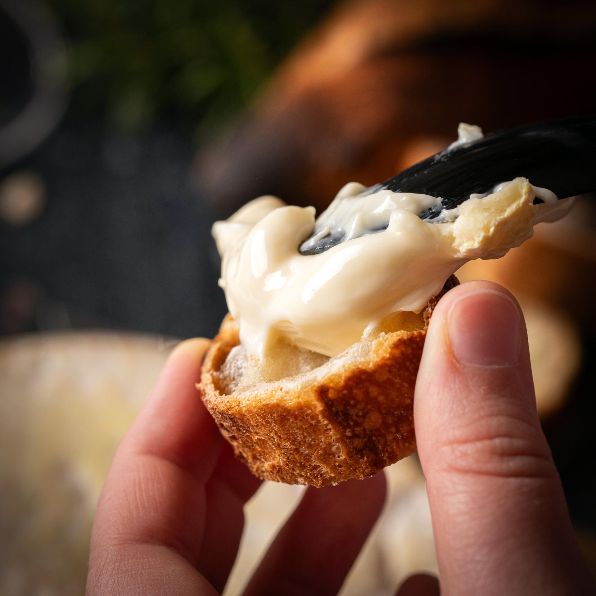 Photographie annecy fromagerie affineur situation alimentaire culinaire gourmande gout test cuillere pain zoom macro closeup 1080px