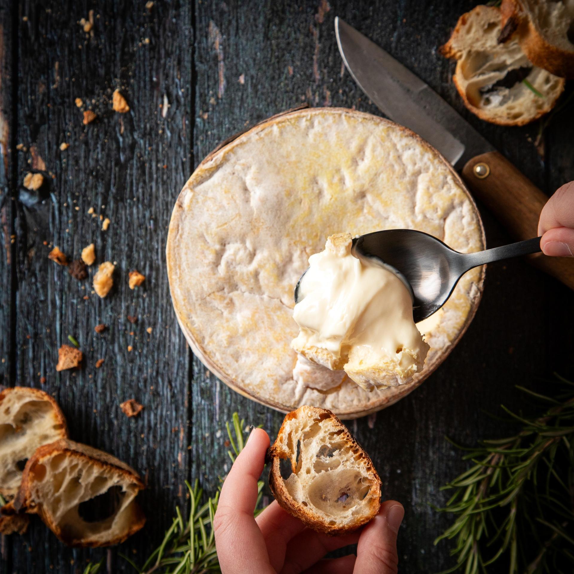 Photographie annecy fromagerie affineur situation alimentaire culinaire gourmande gouter tester gourmand cuillere pain