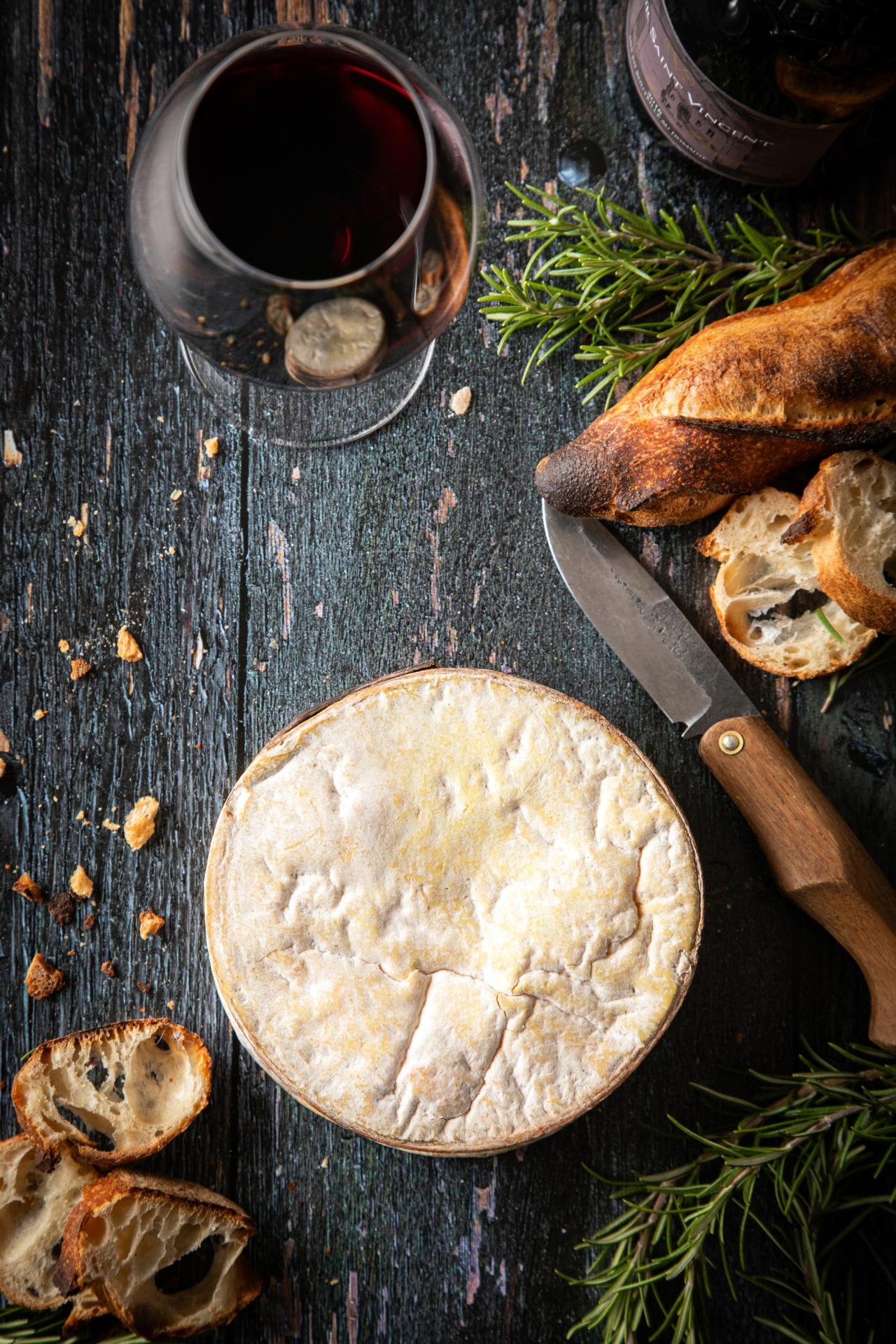 Pierre gay fromage manigodine photographie annecy fromagerie affineur situation alimentaire culinaire gourmande vertical portrait 1980px