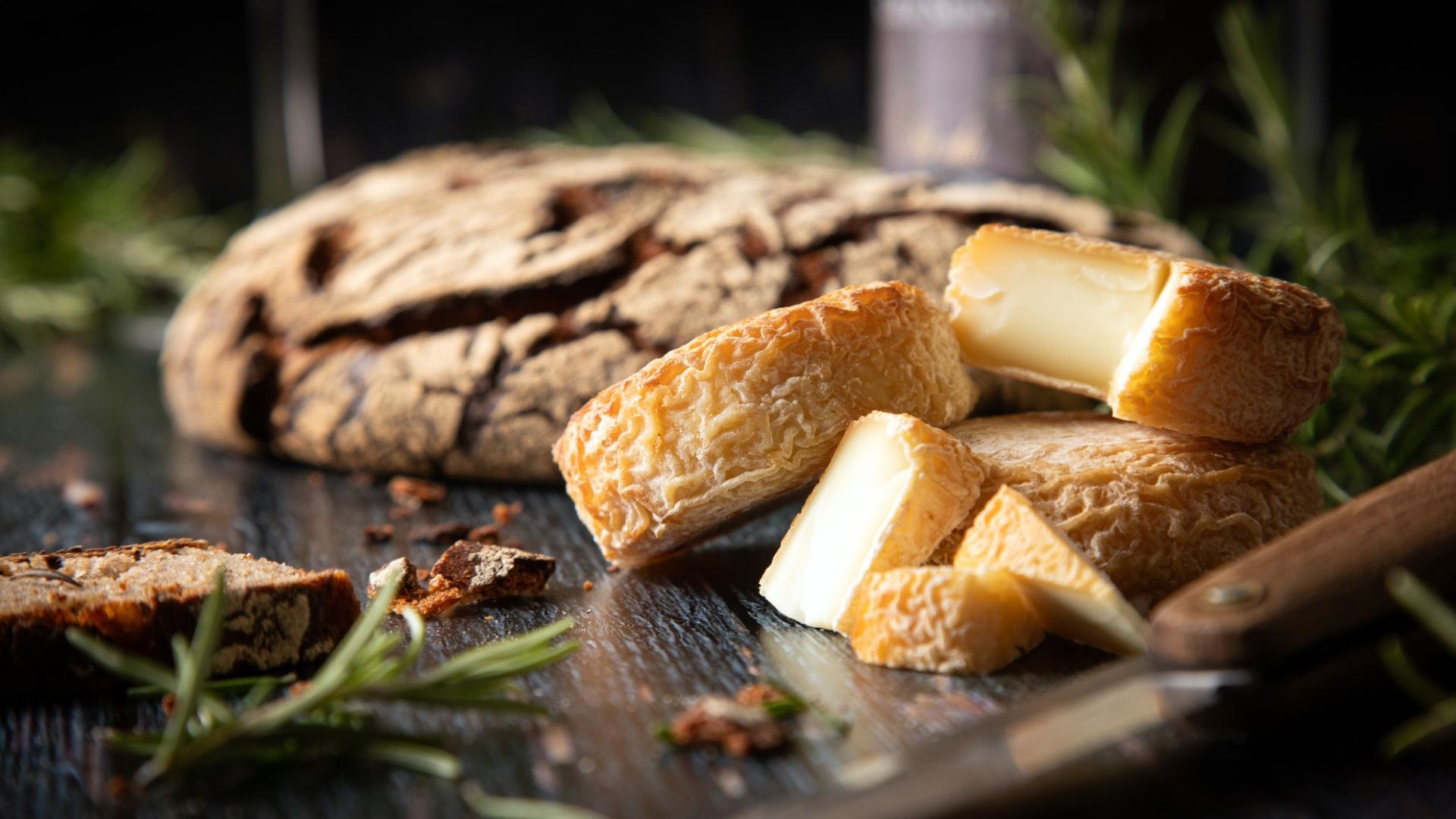 Pierre gay fromages de chevre fumes photographie culinaire annecy haute savoie pain gourmandise bon mof photo image situation horizontale 1980px