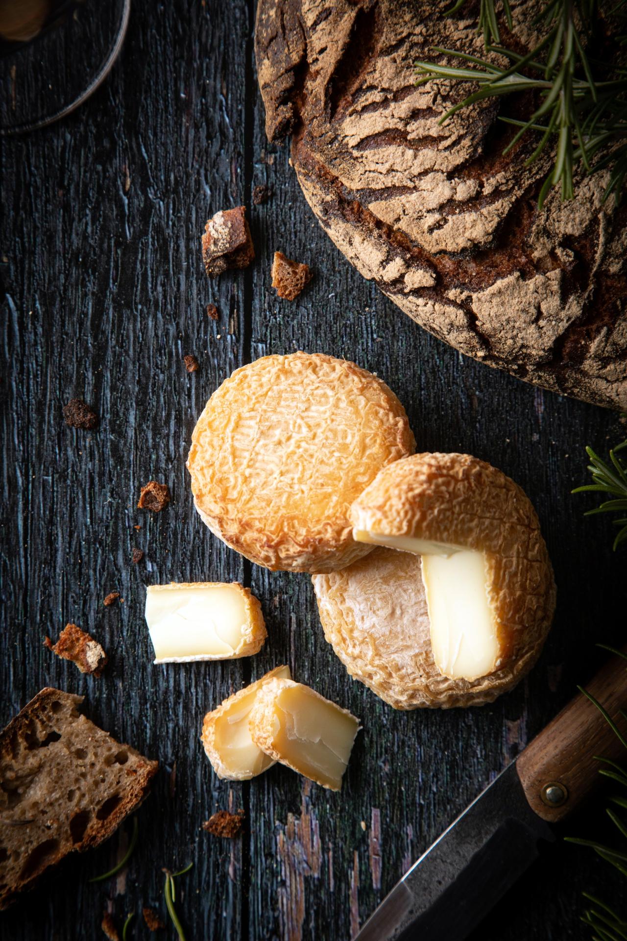 Pierre gay fromages de chevre fumes photographie culinaire annecy haute savoie pain gourmandise bon mof photo image situation vertical dessus aerien 1980px