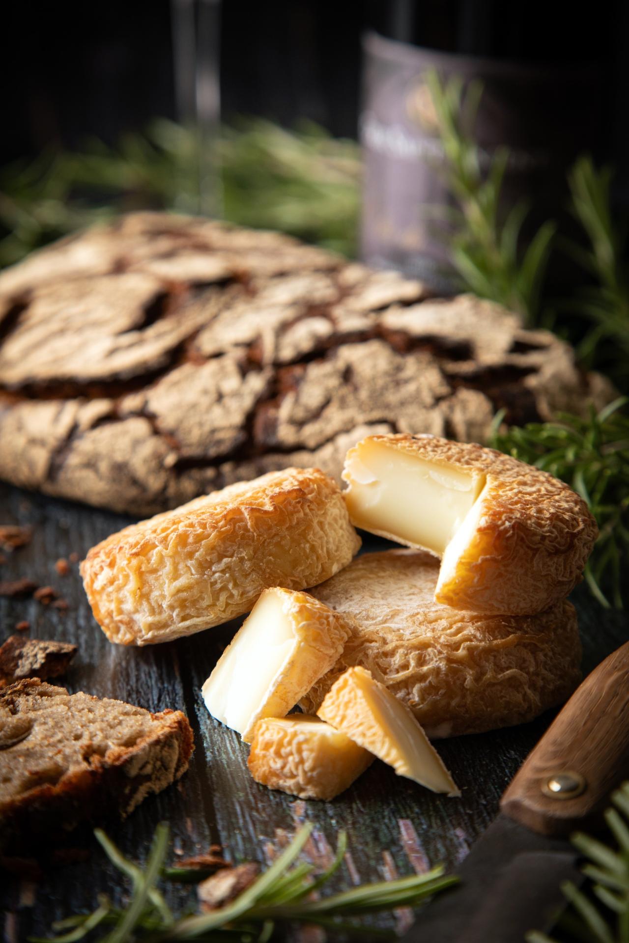 Pierre gay fromages de chevre fumes photographie culinaire annecy haute savoie pain gourmandise bon mof photo image situation visuel vertical portrait 1980px